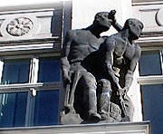 über dem Eingang des ehemaligen Verwaltungsgebäudes der Sächsischen Maschinenfabrik, vormals Richard Hartmann