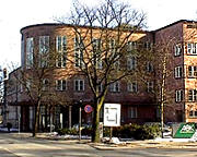 Curt am Ende sorgte um 1930 mit dem mit Porphyrplatten verkleideten AOK-Gebäude in Chemnitzfür ein m