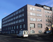 Neues Bauen begann in Chemnitz 1926 mit dem Gebäude der Hamburger Architekten Hans und Oskar Gerson, steingebacken kubisch 