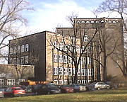die Industrieschule in Chemnitz wurde als expressionistischer Backsteinbau in Hufeisenform nach Friedrich Wagner-Poltrock hochmodern aufgezogen