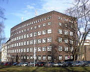 geschwungene Dynamik und moderne Versachlichung zeichnet das Verwaltungsgebäude der Wasserwirtschaft Chemnitz aus