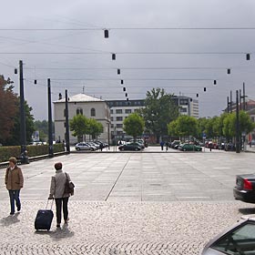 Bäumchen und viel Platz am Bahnhofsvorplatz in Chemnitz