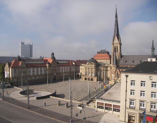 Theaterplatz in Chemnitz mit Opernhaus, König-Albert-Museum, Petrikirche und Chemnitzer Hof