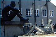 Badende vor dem Stadtbad in Chemnitz, von Harald Stephan 1982 hingesetzt