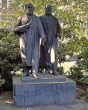 Marx und Engels auf gemeinsamen Sockel in Chemnitz, geschaffen von Walter Howard 1953 bis 57