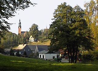 Harthauer Bauernhof, hinten die Lutherkirche